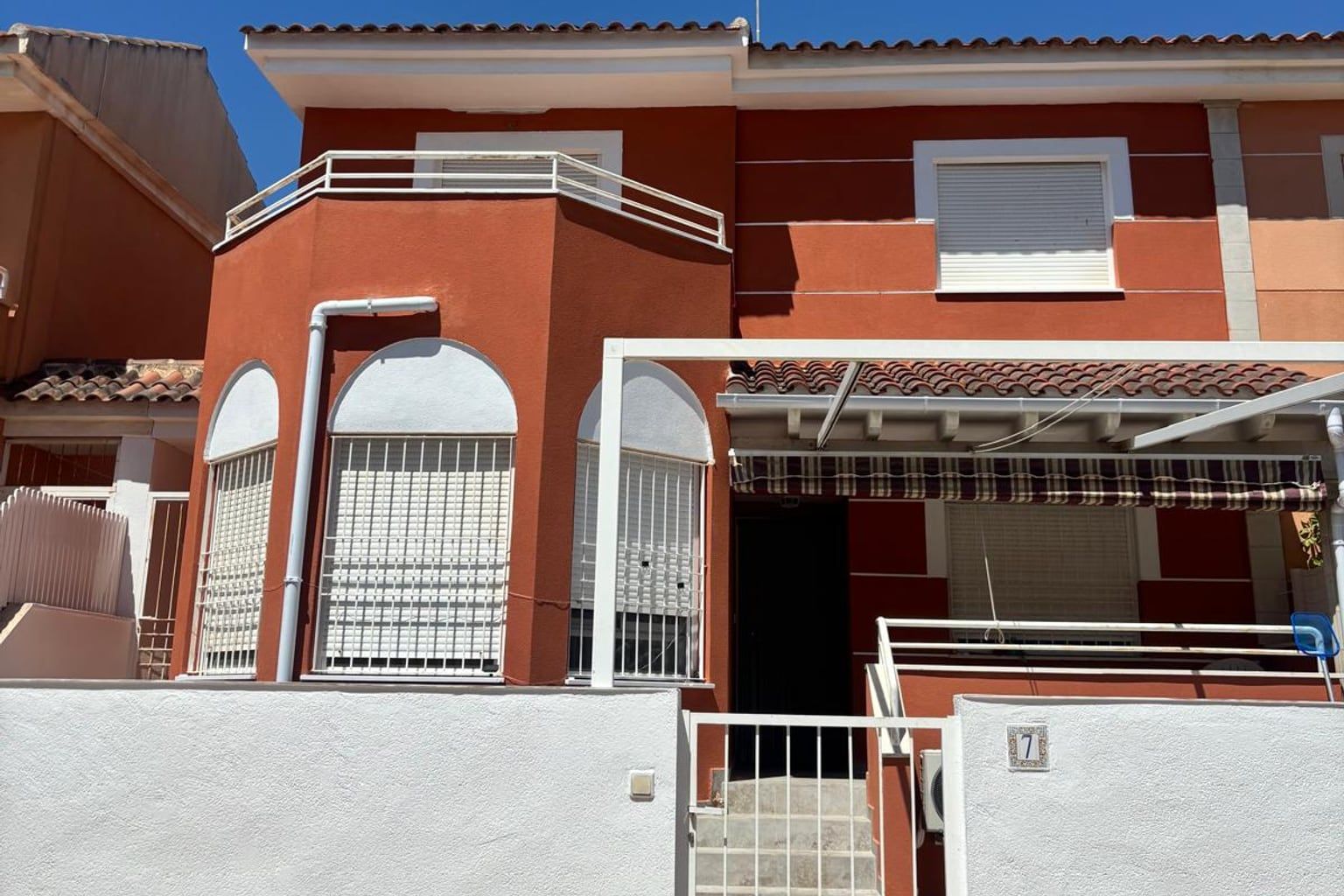 Fachada de vivienda pintada y rehabilitada